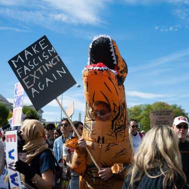 Göstericiler, 18 Ekim 2025 'te Washington, DC' de düzenlenen ikinci 