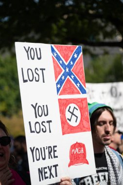 Göstericiler, 18 Ekim 2025 'te Washington, DC' de düzenlenen ikinci 