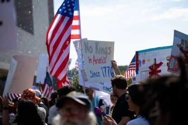 Göstericiler, 18 Ekim 2025 'te Washington, DC' de düzenlenen ikinci 