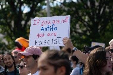 Göstericiler, 18 Ekim 2025 'te Washington, DC' de düzenlenen ikinci 