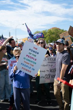 Göstericiler, 18 Ekim 2025 'te Washington, DC' de düzenlenen ikinci 