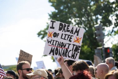 Göstericiler, 18 Ekim 2025 'te Washington, DC' de düzenlenen ikinci 