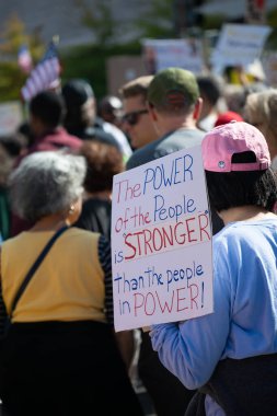 Göstericiler, 18 Ekim 2025 'te Washington, DC' de düzenlenen ikinci 