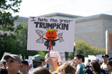 Göstericiler, 18 Ekim 2025 'te Washington, DC' de düzenlenen ikinci 