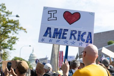 Göstericiler, 18 Ekim 2025 'te Washington, DC' de düzenlenen ikinci 