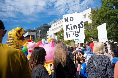 Göstericiler, 18 Ekim 2025 'te Washington, DC' de düzenlenen ikinci 