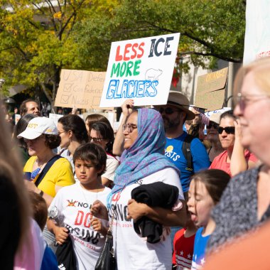 Göstericiler, 18 Ekim 2025 'te Washington, DC' de düzenlenen ikinci 