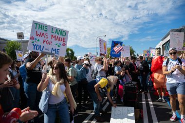 Göstericiler, 18 Ekim 2025 'te Washington, DC' de düzenlenen ikinci 
