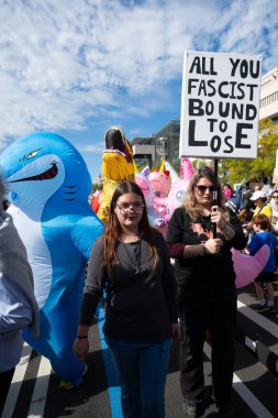 Göstericiler, 18 Ekim 2025 'te Washington, DC' de düzenlenen ikinci 