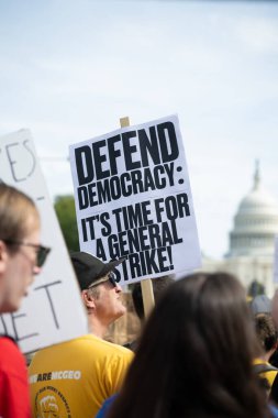 Göstericiler, 18 Ekim 2025 'te Washington, DC' de düzenlenen ikinci 