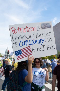 Göstericiler, 18 Ekim 2025 'te Washington, DC' de düzenlenen ikinci 