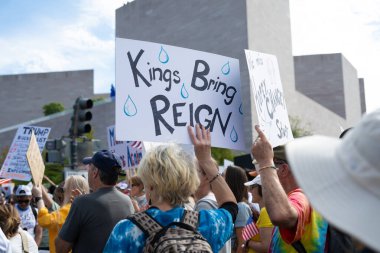 Göstericiler, 18 Ekim 2025 'te Washington, DC' de düzenlenen ikinci 