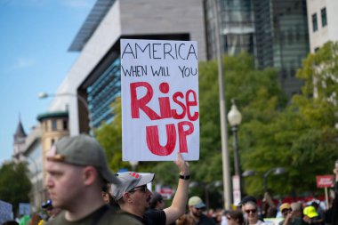 Göstericiler, 18 Ekim 2025 'te Washington, DC' de düzenlenen ikinci 