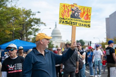 Göstericiler, 18 Ekim 2025 'te Washington, DC' de düzenlenen ikinci 