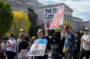 Göstericiler, 18 Ekim 2025 'te Washington, DC' de düzenlenen ikinci 