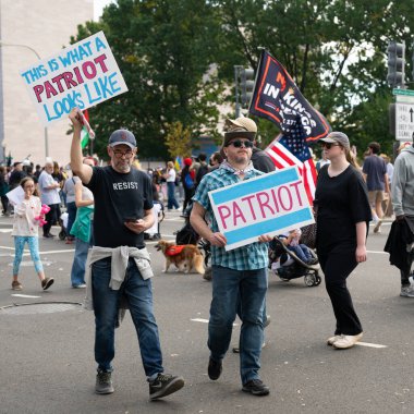 Göstericiler, 18 Ekim 2025 'te Washington, DC' de düzenlenen ikinci 