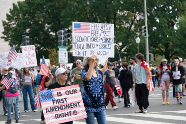 Göstericiler, 18 Ekim 2025 'te Washington, DC' de düzenlenen ikinci 