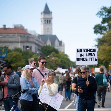 Göstericiler, 18 Ekim 2025 'te Washington, DC' de düzenlenen ikinci 