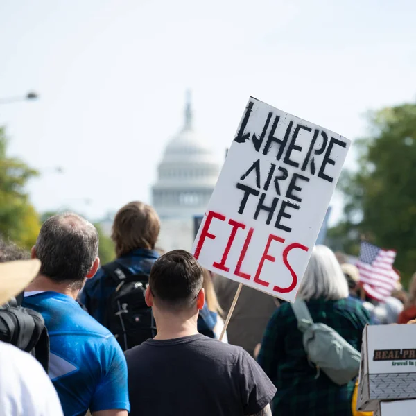 Göstericiler, 18 Ekim 2025 'te Washington, DC' de düzenlenen ikinci 