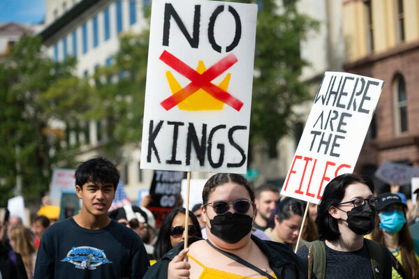 Демонстранты собираются у Капитолия США в знак протеста против действий президента Трампа на втором митинге "No Kings" 18 октября 2025 года в Вашингтоне (США))