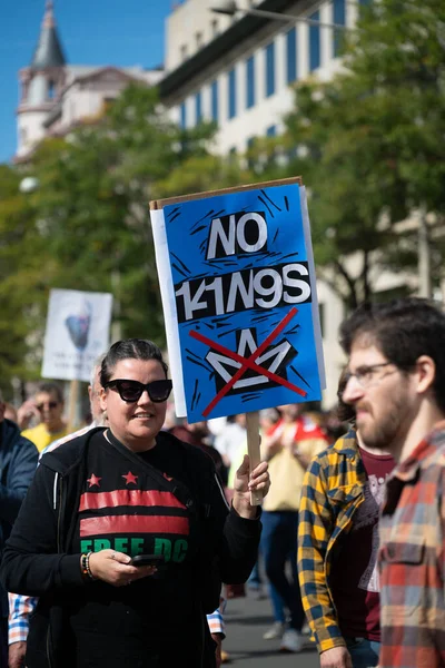 Göstericiler, 18 Ekim 2025 'te Washington, DC' de düzenlenen ikinci 