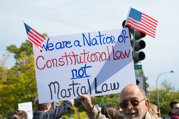 Göstericiler, 18 Ekim 2025 'te Washington, DC' de düzenlenen ikinci 