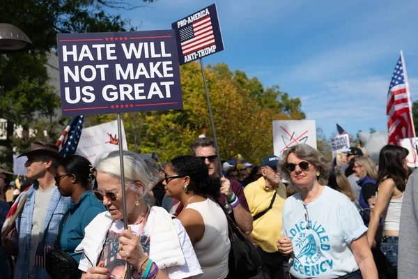 Göstericiler, 18 Ekim 2025 'te Washington, DC' de düzenlenen ikinci 