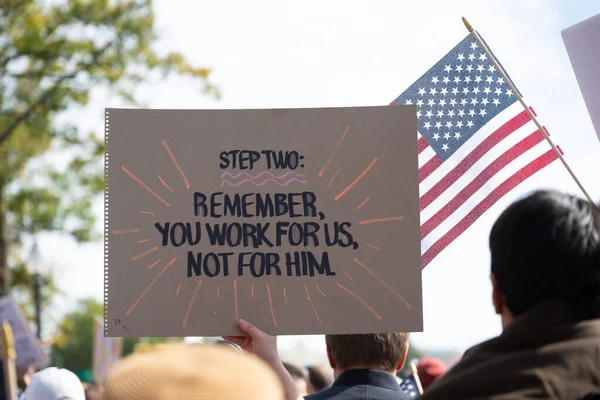 Göstericiler, 18 Ekim 2025 'te Washington, DC' de düzenlenen ikinci 