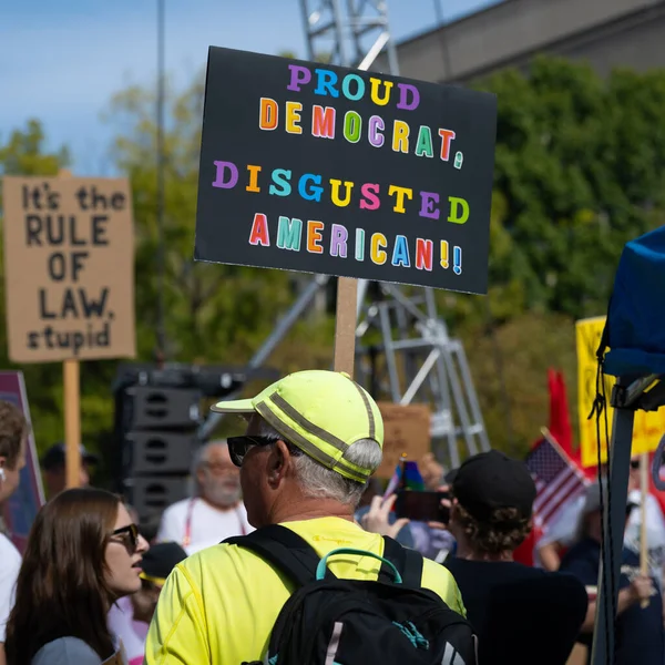 Göstericiler, 18 Ekim 2025 'te Washington, DC' de düzenlenen ikinci 