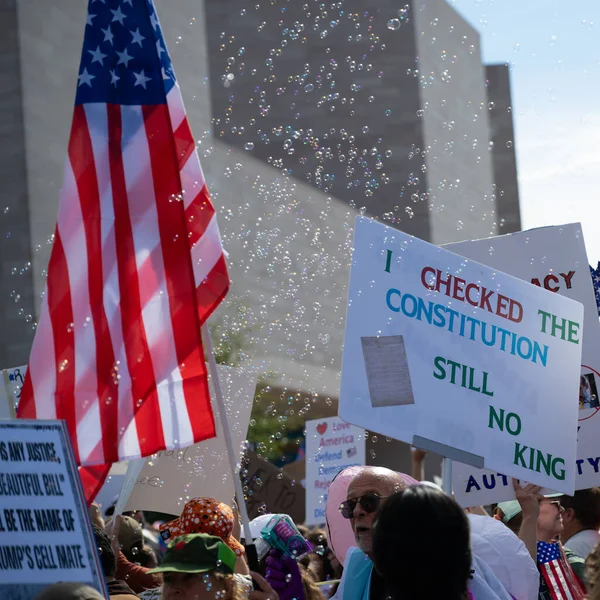 Göstericiler, 18 Ekim 2025 'te Washington, DC' de düzenlenen ikinci 