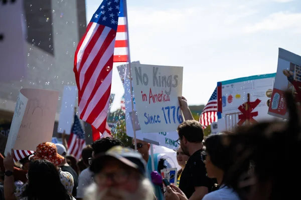 Göstericiler, 18 Ekim 2025 'te Washington, DC' de düzenlenen ikinci 