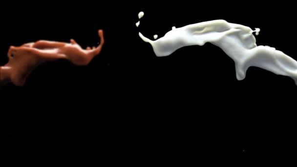 Молоко і шоколадні бризки — стокове відео