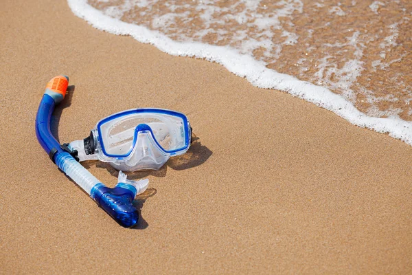 Máscara de snorkel perto de surf — Fotografia de Stock