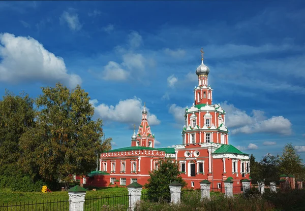 红色的东正教教堂 — 图库照片