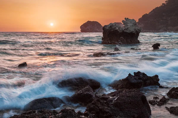 Costa rocciosa al tramonto — Foto Stock