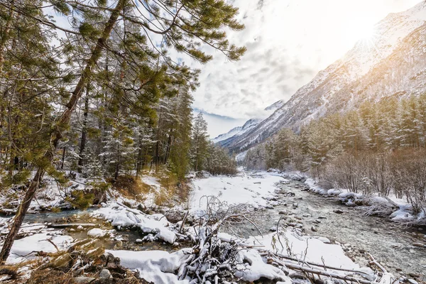 Fiume di montagna Baksan in inverno — Foto Stock