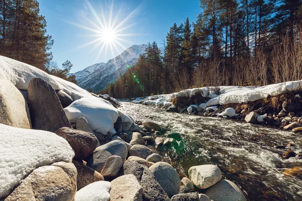 Fiume di montagna Baksan in inverno — Foto Stock