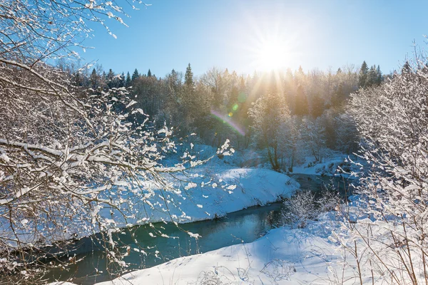 Winterlandschap met rivier — Stockfoto