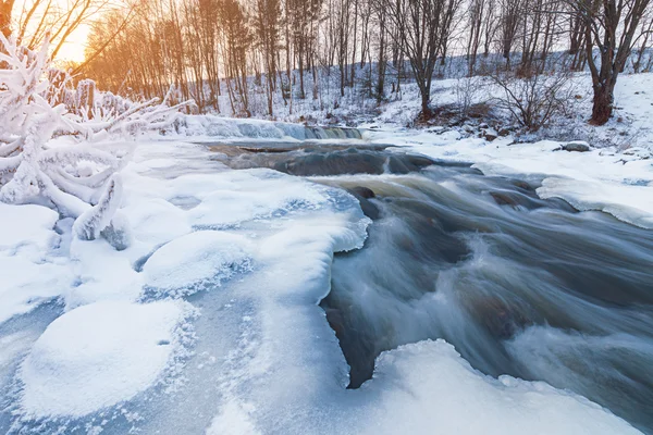Winter stream bij zonsondergang — Stockfoto