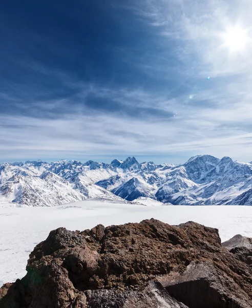 Paysage avec des montagnes enneigées — Photo