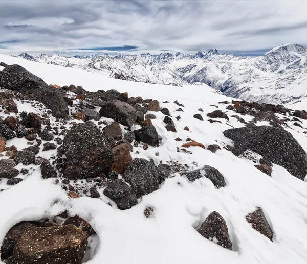 Karlı dağlar manzarası — Stok fotoğraf