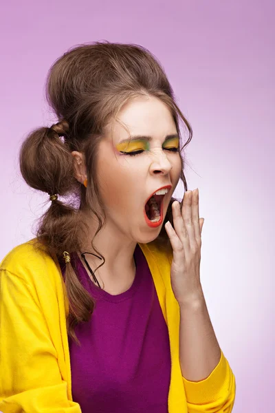 Chica bostezando divertido —  Fotos de Stock