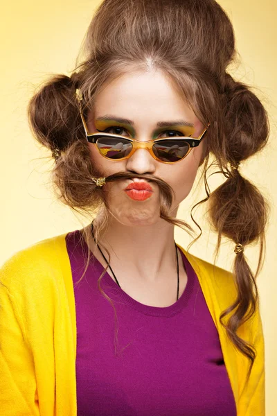 Lustiges Mädchen mit falschem Schnurrbart — Stockfoto