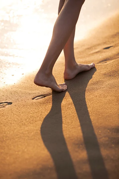 해변에서 맨발로 걷기 — 스톡 사진