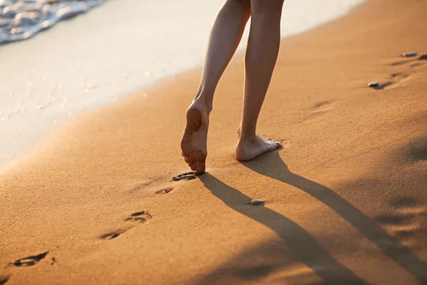 Blootsvoets lopen op het strand — Stockfoto