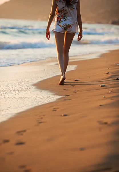 Caminar descalzo por la playa — Foto de Stock