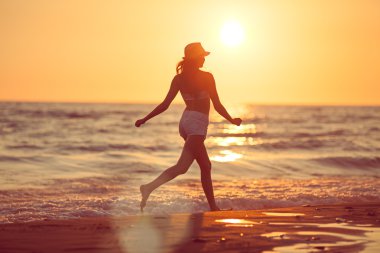 Sahilde çıplak ayakla çalışan