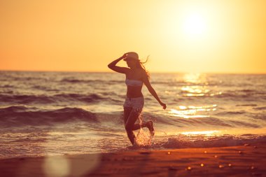 Sahilde çıplak ayakla çalışan