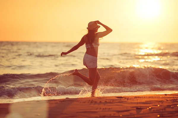 Correndo descalço na praia — Fotografia de Stock