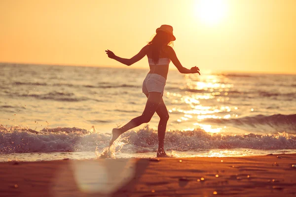 Correndo descalço na praia — Fotografia de Stock